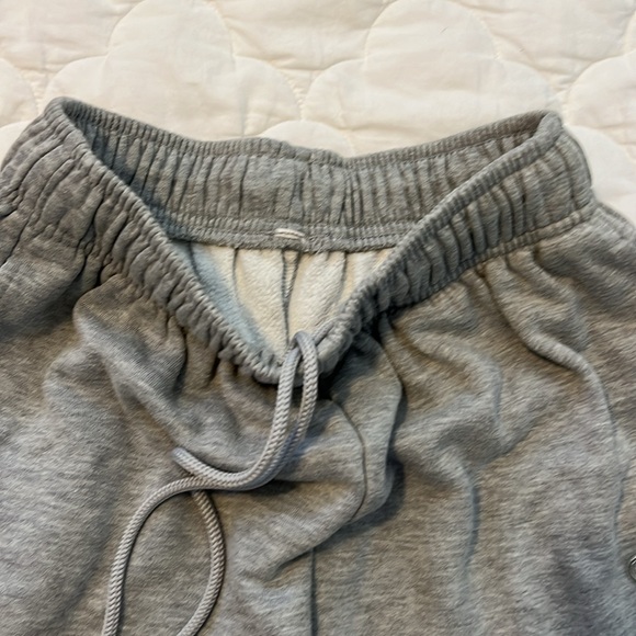 Alo Yoga Accolade bra and shorts set in Heather Grey - Picture 8 of 8